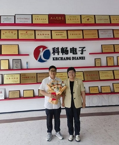 苍南县副县长苏海鸥于“科技工作者日”慰问公司一线科技工作者曹光平同志的新闻图片